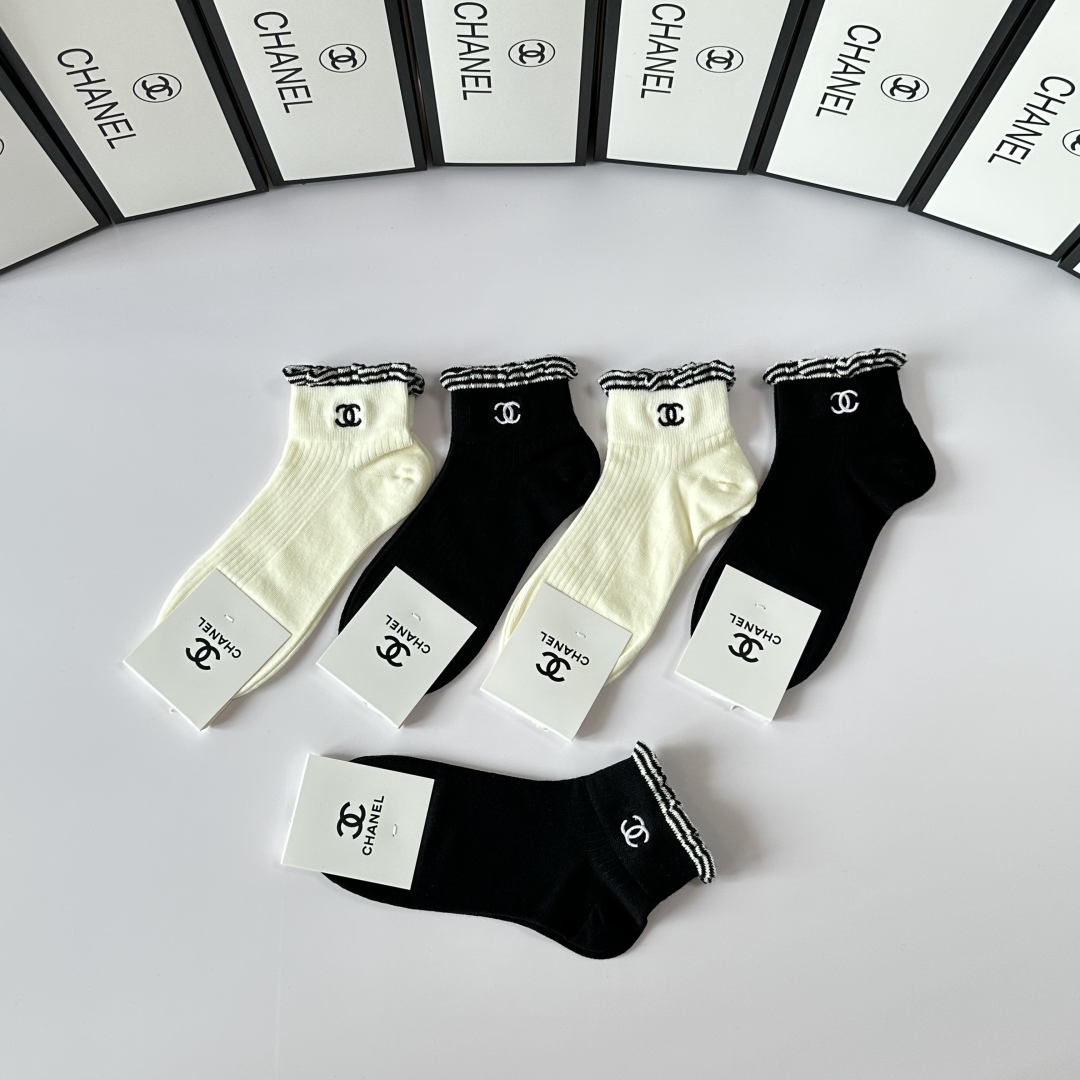 💛配包装
Chanel（香奈儿）新款经典刺绣中短款堆堆袜袜子！一盒五双， 专柜同步筒袜袜子，💛大牌出街，