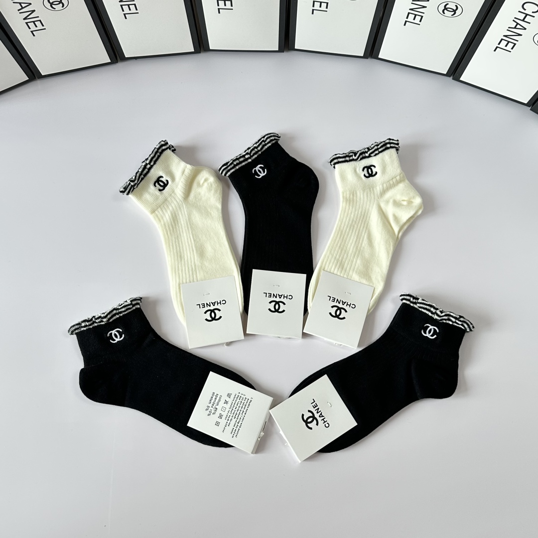 💛配包装
Chanel（香奈儿）新款经典刺绣中短款堆堆袜袜子！一盒五双， 专柜同步筒袜袜子，💛大牌出街，