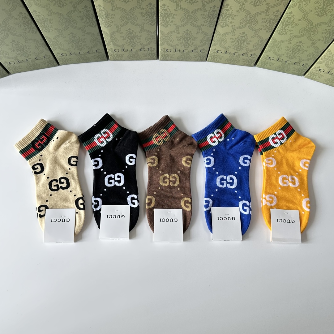 💛配专柜包装
Gucci（古驰）新款中短款堆堆袜袜子！一盒五双，专柜同步筒袜袜子，💛大牌出街，潮人必备。