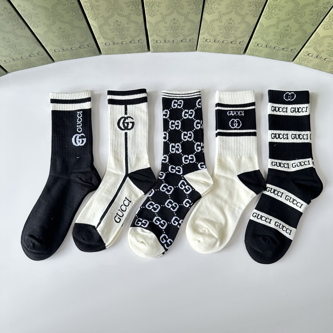  💛配专柜包装
Gucci（古驰）新款中长款堆堆袜袜子！一盒五双，专柜同步筒袜袜子，💛大牌出街，潮人必备