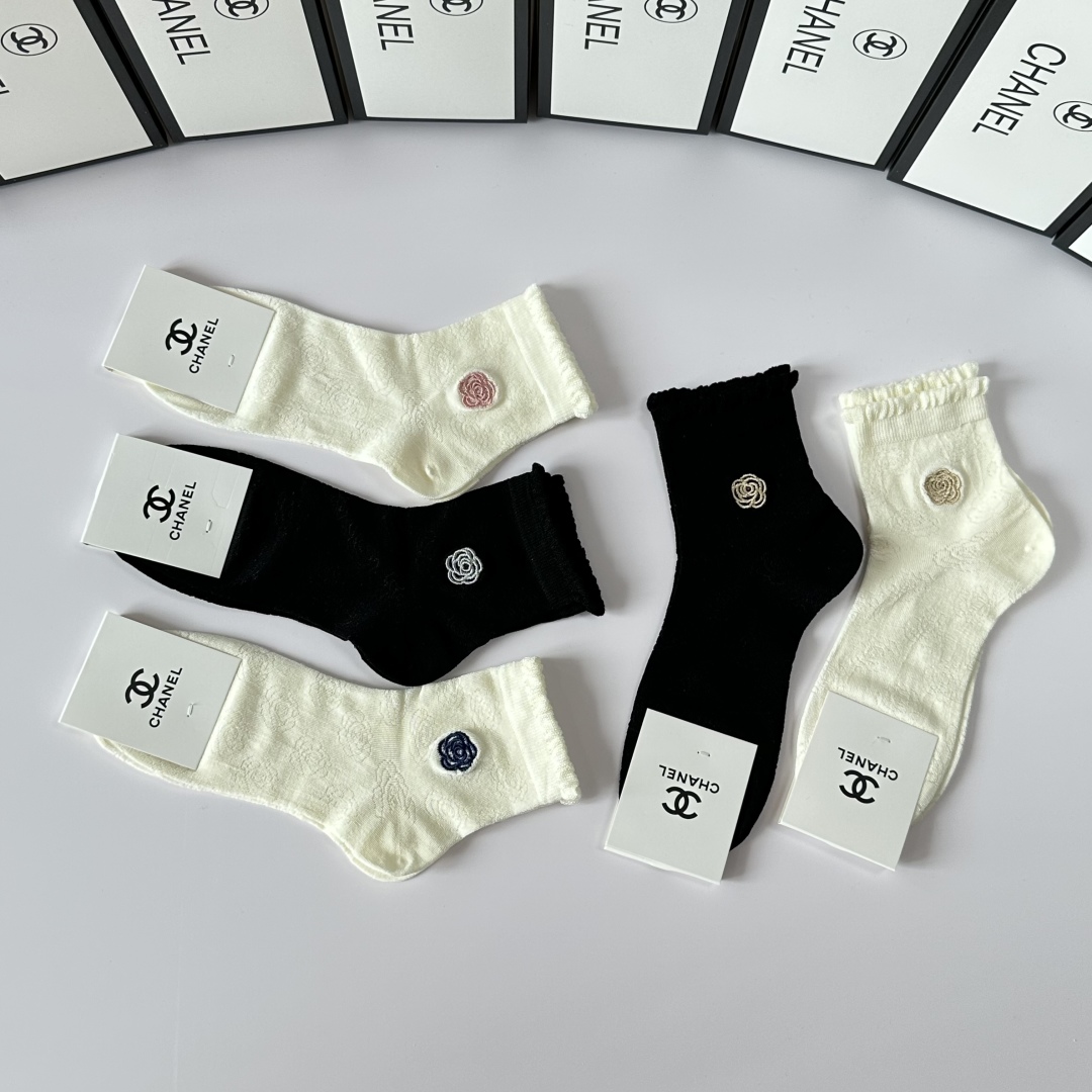 💛配专柜包装
Chanel（香奈儿）新款刺绣中长款堆堆袜袜子！一盒五双，专柜同步筒袜袜子，💛大牌出街，潮