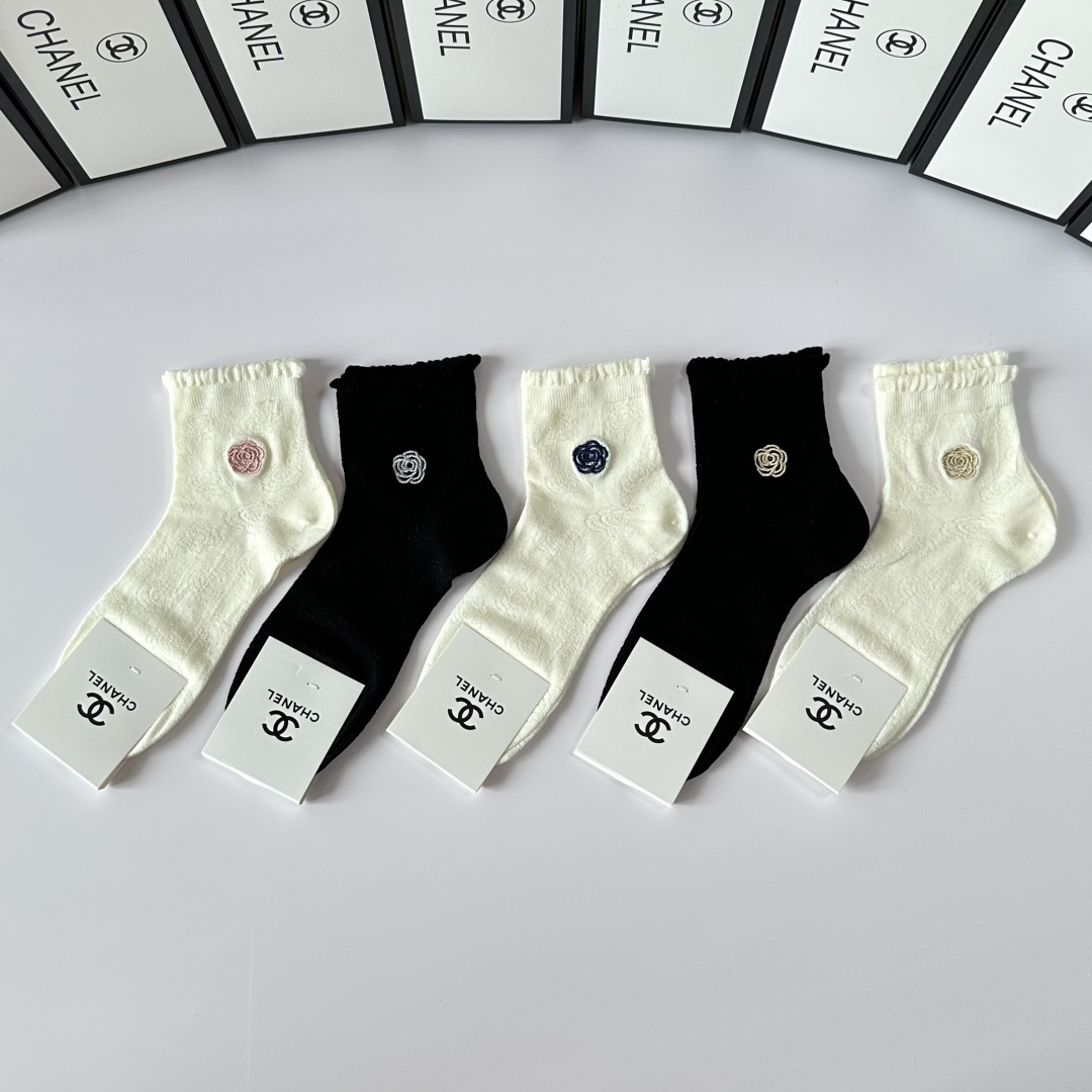 💛配专柜包装
Chanel（香奈儿）新款刺绣中长款堆堆袜袜子！一盒五双，专柜同步筒袜袜子，💛大牌出街，潮