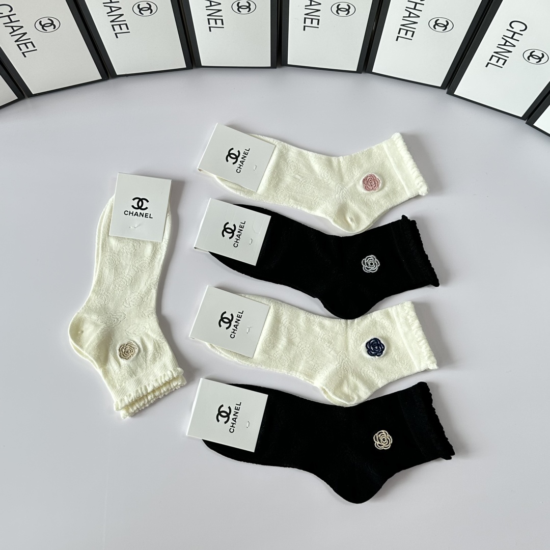 💛配专柜包装
Chanel（香奈儿）新款刺绣中长款堆堆袜袜子！一盒五双，专柜同步筒袜袜子，💛大牌出街，潮