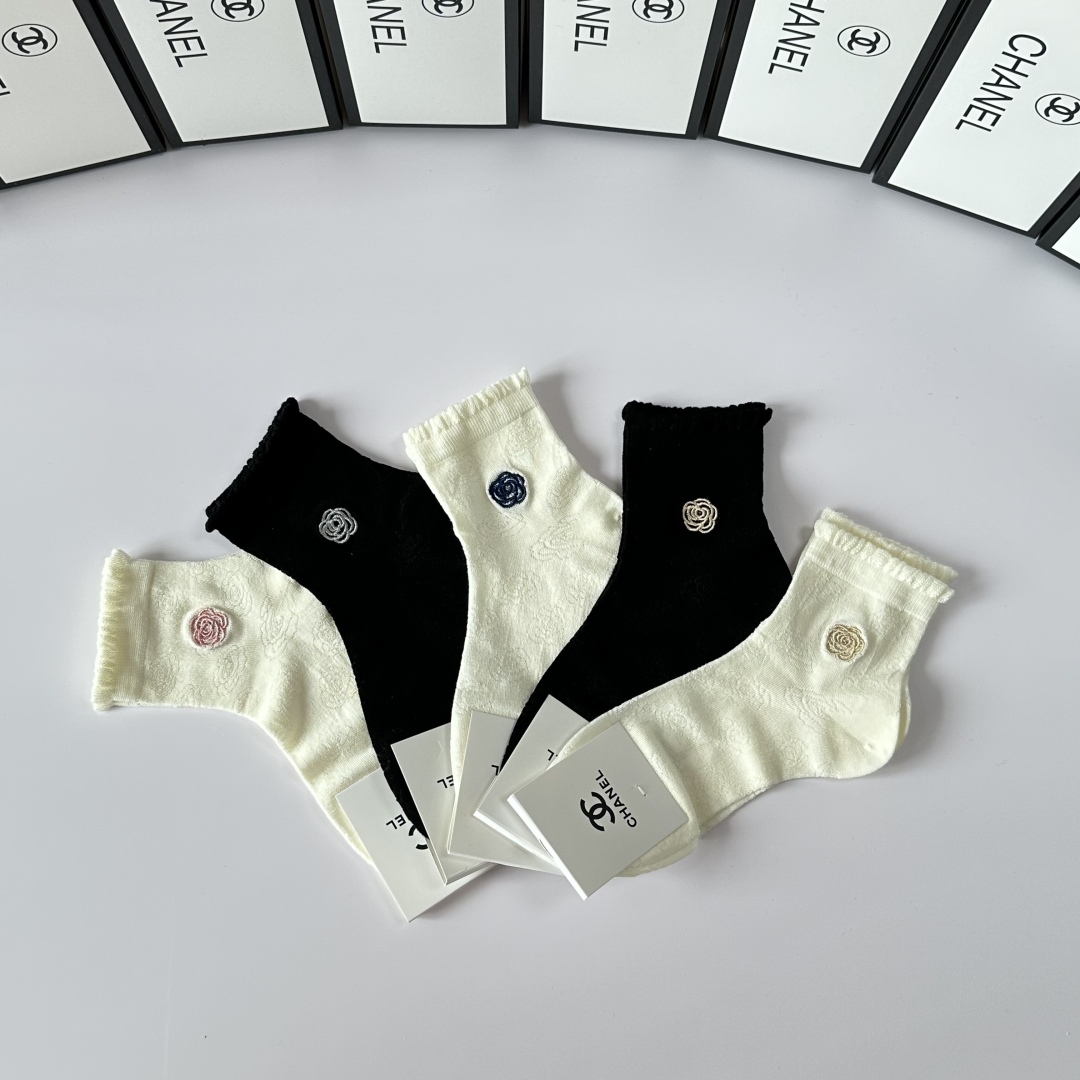 💛配专柜包装
Chanel（香奈儿）新款刺绣中长款堆堆袜袜子！一盒五双，专柜同步筒袜袜子，💛大牌出街，潮