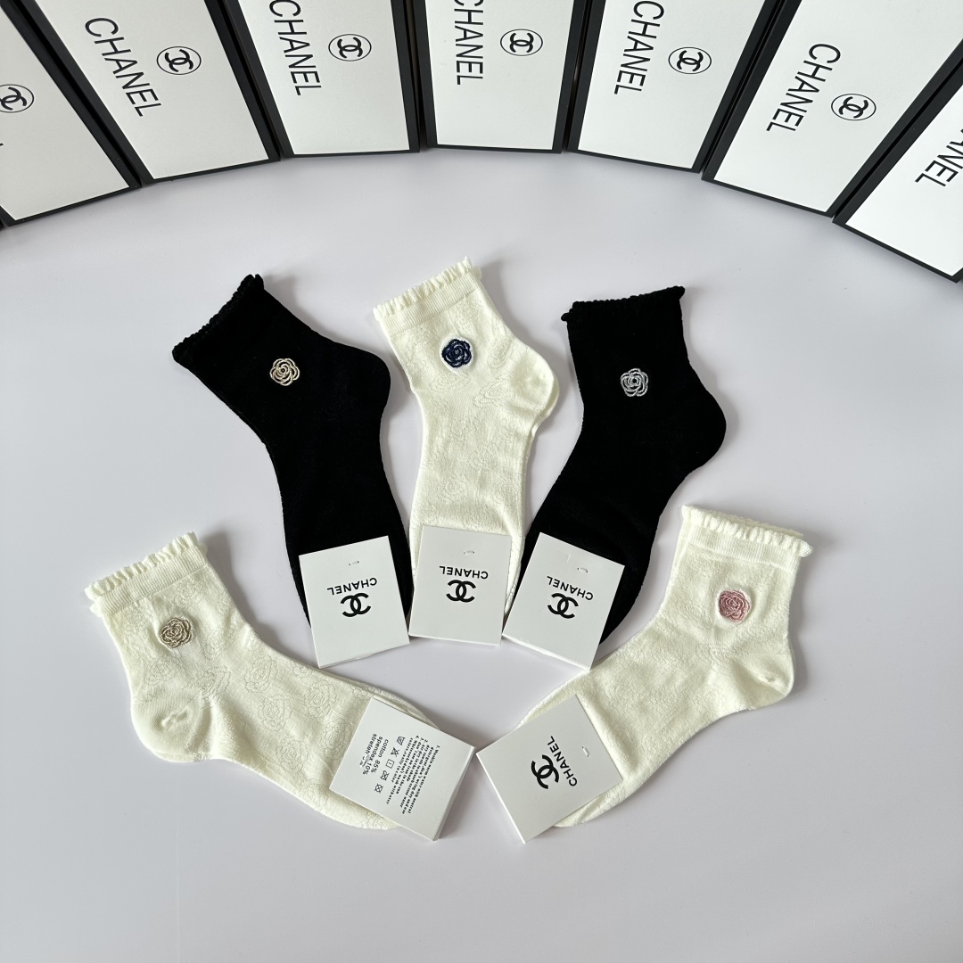 💛配专柜包装
Chanel（香奈儿）新款刺绣中长款堆堆袜袜子！一盒五双，专柜同步筒袜袜子，💛大牌出街，潮