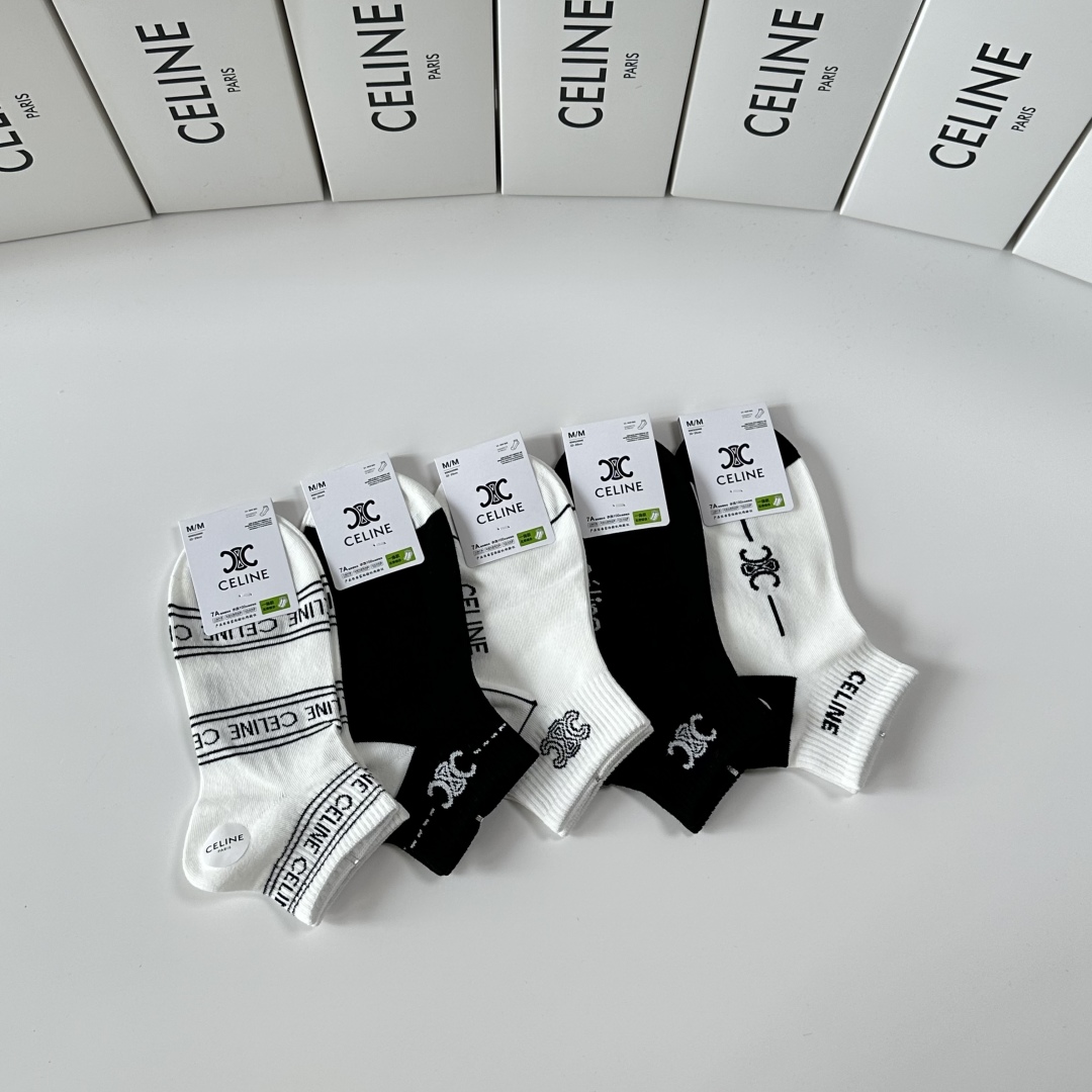 💛配专柜包装
Celine（赛琳）新款中筒袜堆堆袜袜子！一盒五双，专柜同步筒袜袜子，💛大牌出街，潮人必备