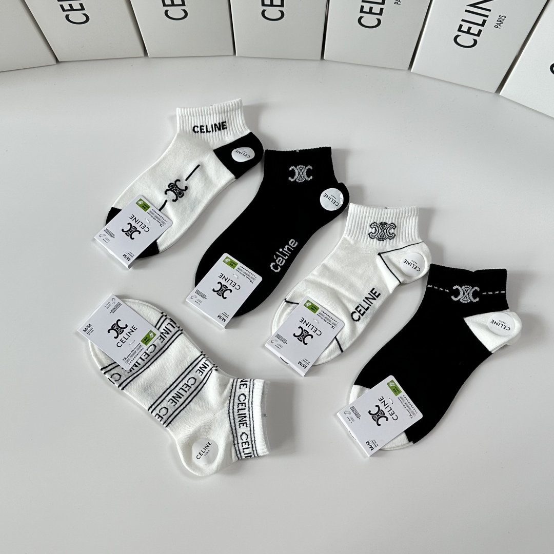 💛配专柜包装
Celine（赛琳）新款中筒袜堆堆袜袜子！一盒五双，专柜同步筒袜袜子，💛大牌出街，潮人必备