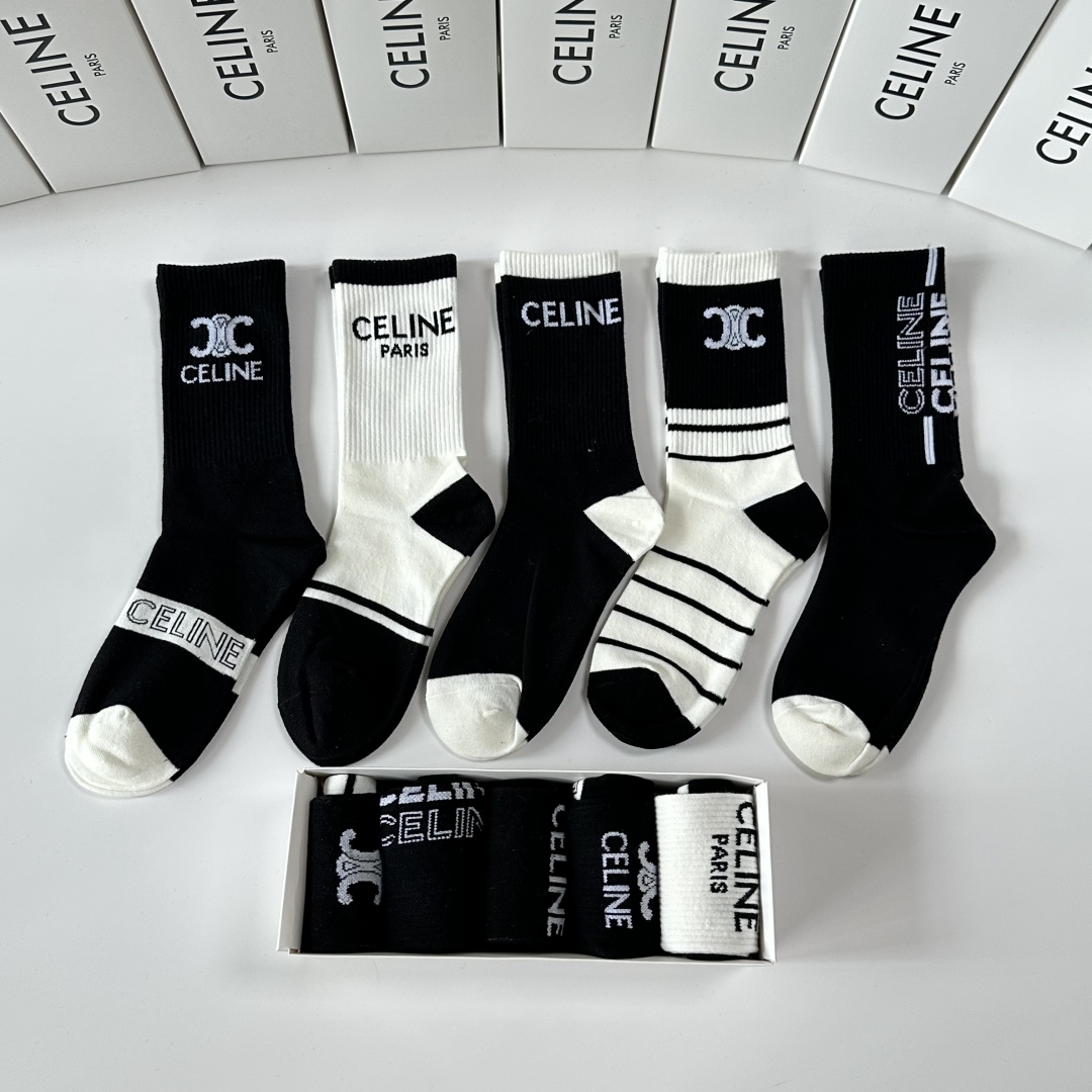 💛配专柜包装
Celine（赛琳）新款中筒袜堆堆袜袜子！一盒五双，专柜同步筒袜袜子，💛大牌出街，潮人必备