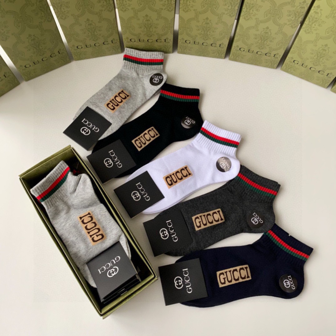  💛配专柜包装
Gucci（古驰）新款中短款堆堆袜袜子！一盒五双，专柜同步筒袜袜子，💛大牌出街，潮人必备
