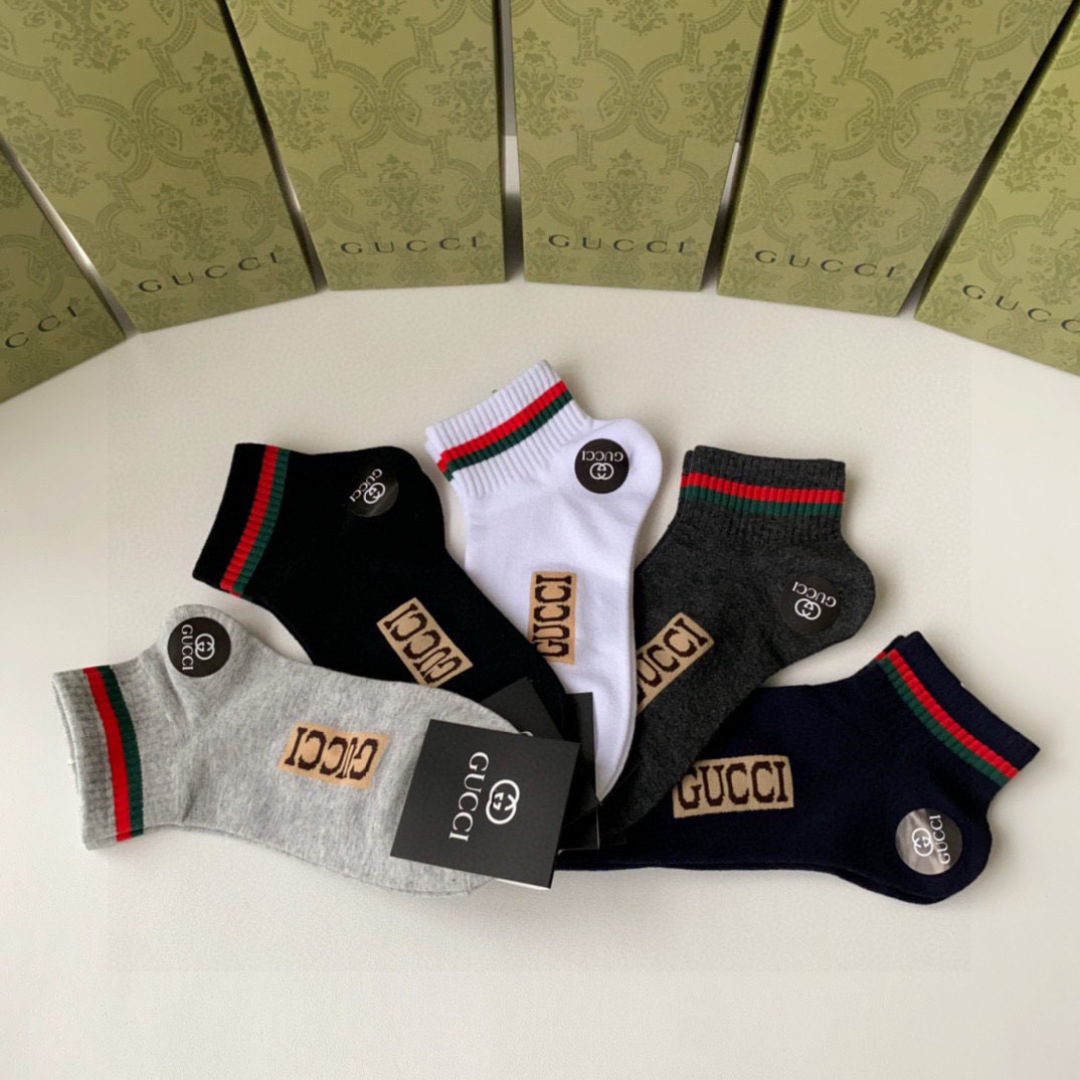  💛配专柜包装
Gucci（古驰）新款中短款堆堆袜袜子！一盒五双，专柜同步筒袜袜子，💛大牌出街，潮人必备