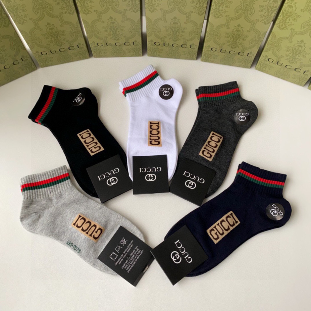  💛配专柜包装
Gucci（古驰）新款中短款堆堆袜袜子！一盒五双，专柜同步筒袜袜子，💛大牌出街，潮人必备