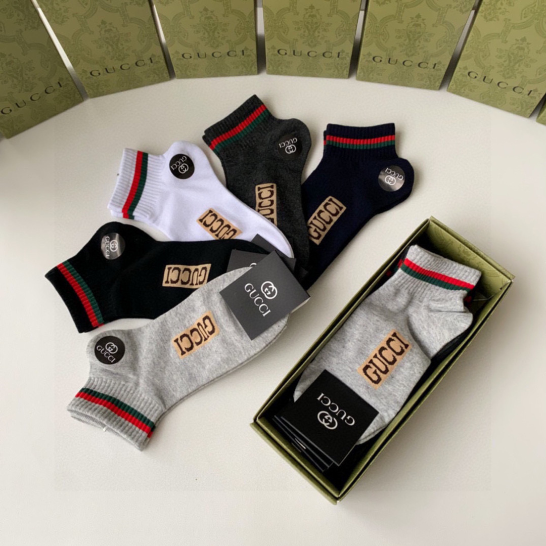  💛配专柜包装
Gucci（古驰）新款中短款堆堆袜袜子！一盒五双，专柜同步筒袜袜子，💛大牌出街，潮人必备