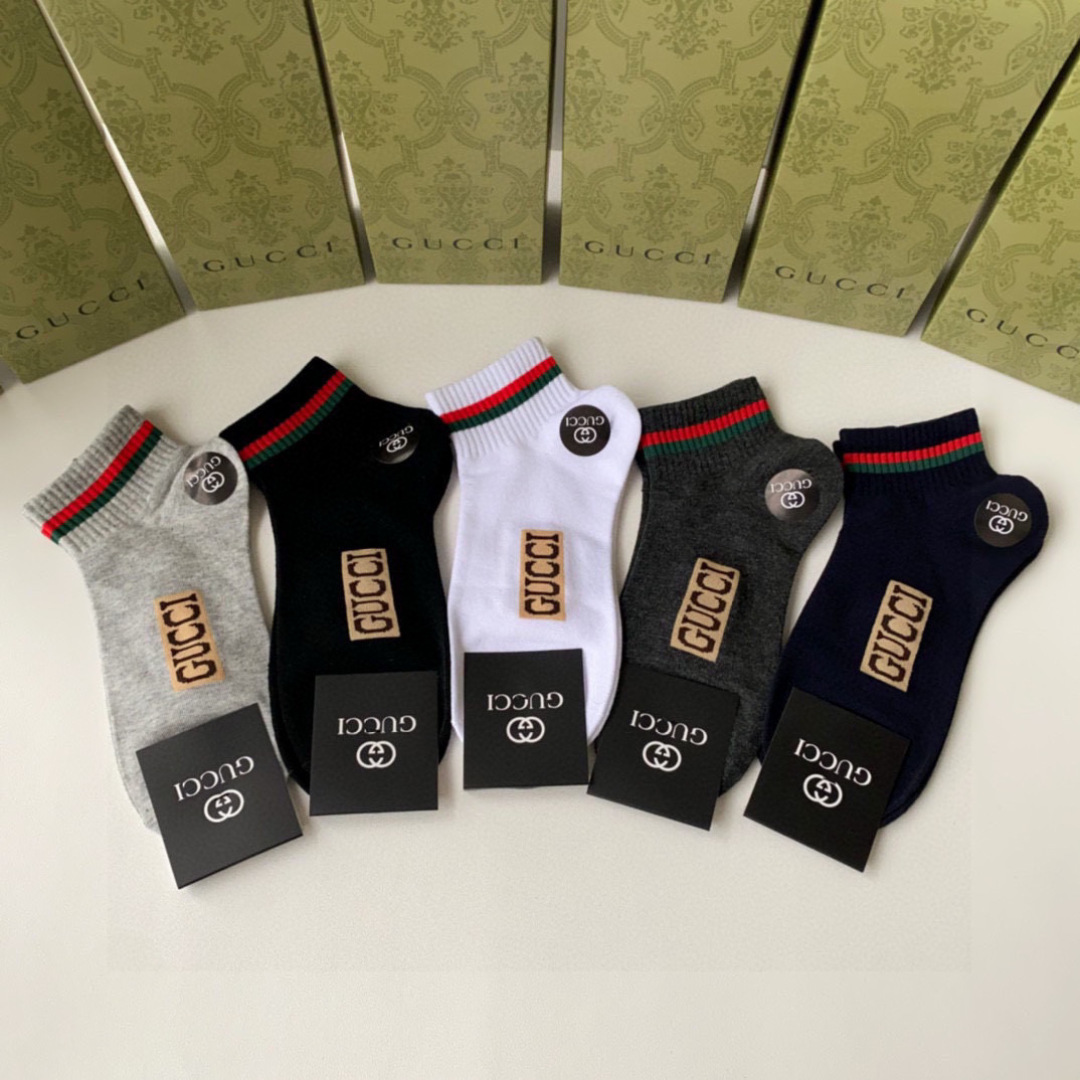  💛配专柜包装
Gucci（古驰）新款中短款堆堆袜袜子！一盒五双，专柜同步筒袜袜子，💛大牌出街，潮人必备