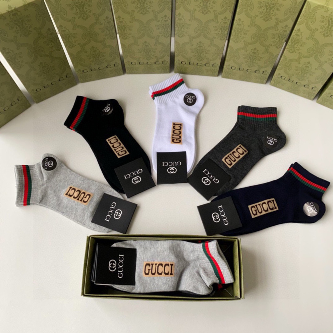  💛配专柜包装
Gucci（古驰）新款中短款堆堆袜袜子！一盒五双，专柜同步筒袜袜子，💛大牌出街，潮人必备