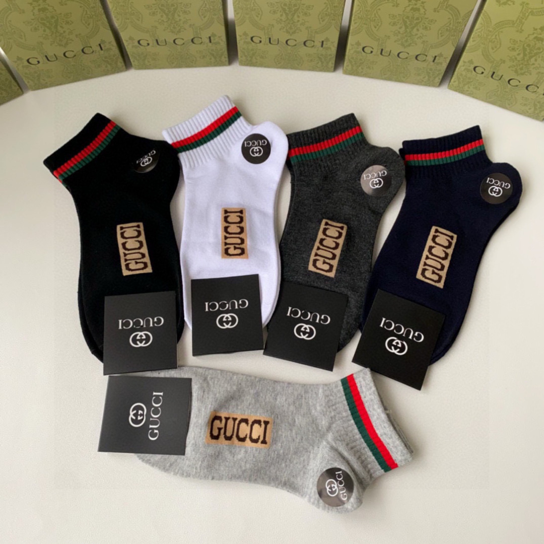  💛配专柜包装
Gucci（古驰）新款中短款堆堆袜袜子！一盒五双，专柜同步筒袜袜子，💛大牌出街，潮人必备