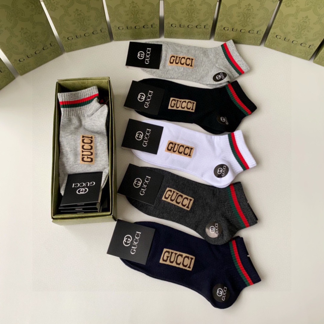  💛配专柜包装
Gucci（古驰）新款中短款堆堆袜袜子！一盒五双，专柜同步筒袜袜子，💛大牌出街，潮人必备