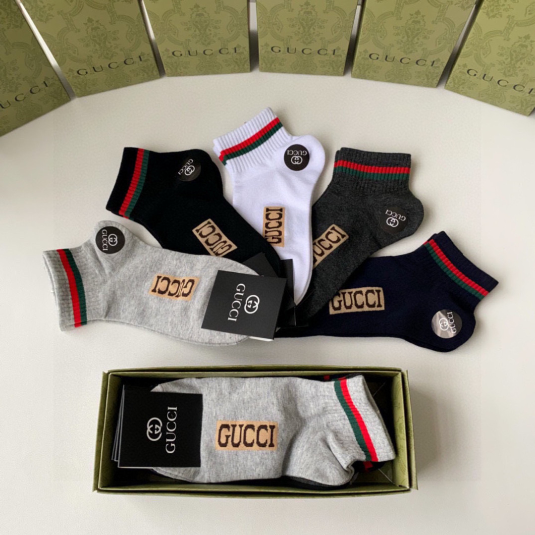  💛配专柜包装
Gucci（古驰）新款中短款堆堆袜袜子！一盒五双，专柜同步筒袜袜子，💛大牌出街，潮人必备