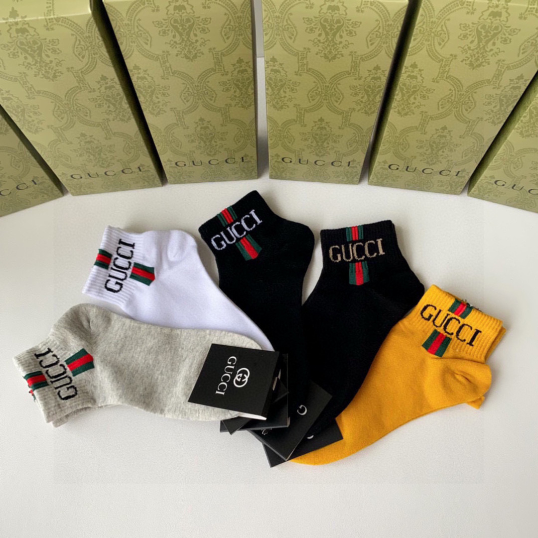 💛配包装
Gucci（古驰）新款经典中短款堆堆袜袜子！一盒五双， 专柜同步筒款袜子，💛大牌出街，潮人必
