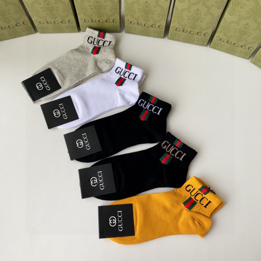  💛配包装
Gucci（古驰）新款经典中短款堆堆袜袜子！一盒五双， 专柜同步筒款袜子，💛大牌出街，潮人必