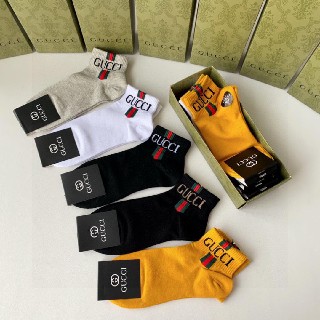  💛配包装
Gucci（古驰）新款经典中短款堆堆袜袜子！一盒五双， 专柜同步筒款袜子，💛大牌出街，潮人必
