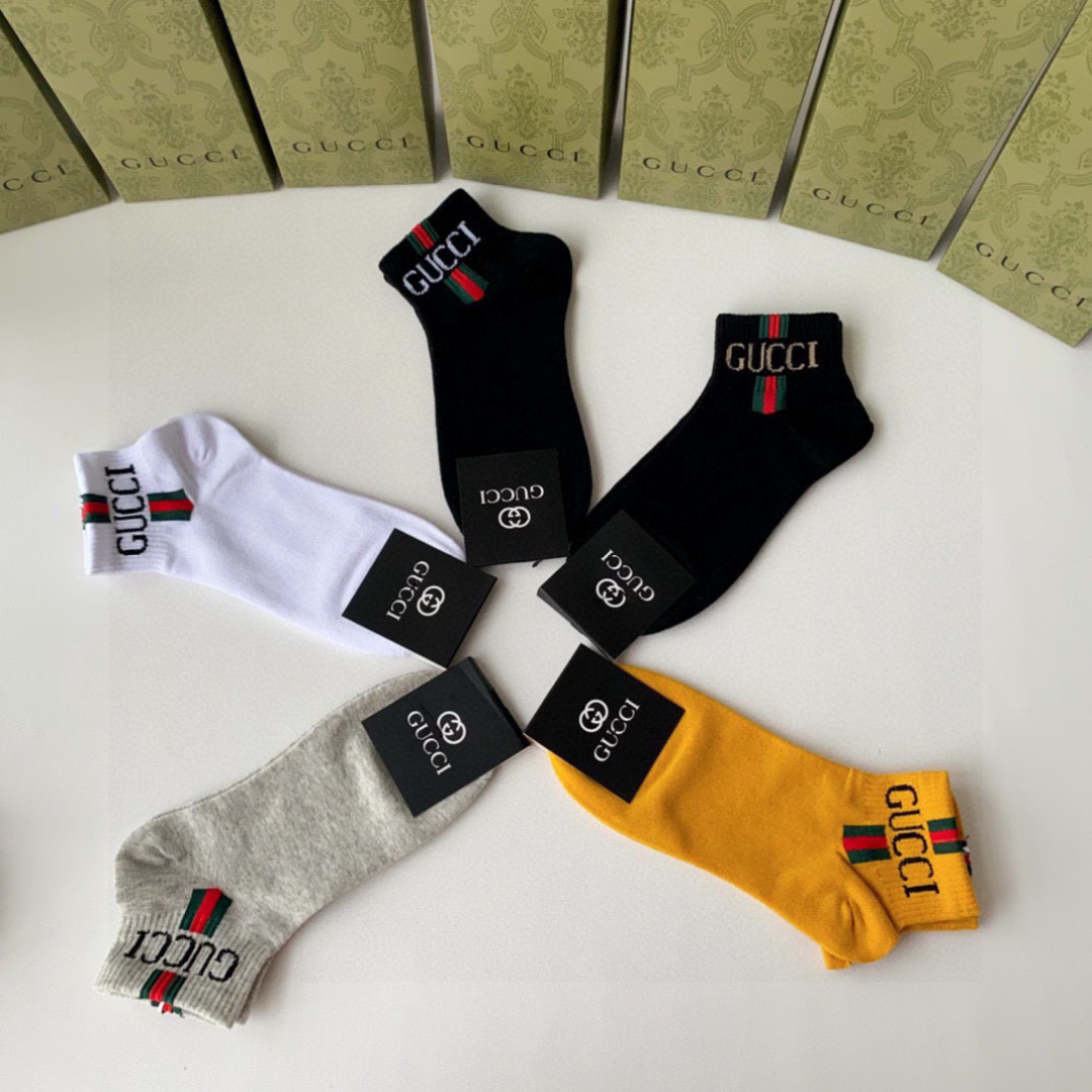  💛配包装
Gucci（古驰）新款经典中短款堆堆袜袜子！一盒五双， 专柜同步筒款袜子，💛大牌出街，潮人必