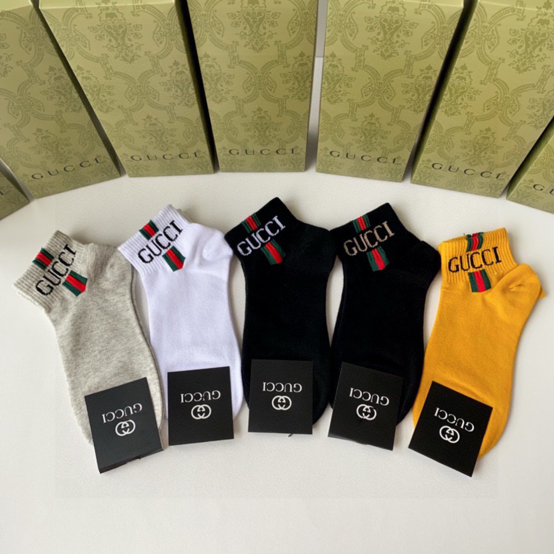  💛配包装
Gucci（古驰）新款经典中短款堆堆袜袜子！一盒五双， 专柜同步筒款袜子，💛大牌出街，潮人必