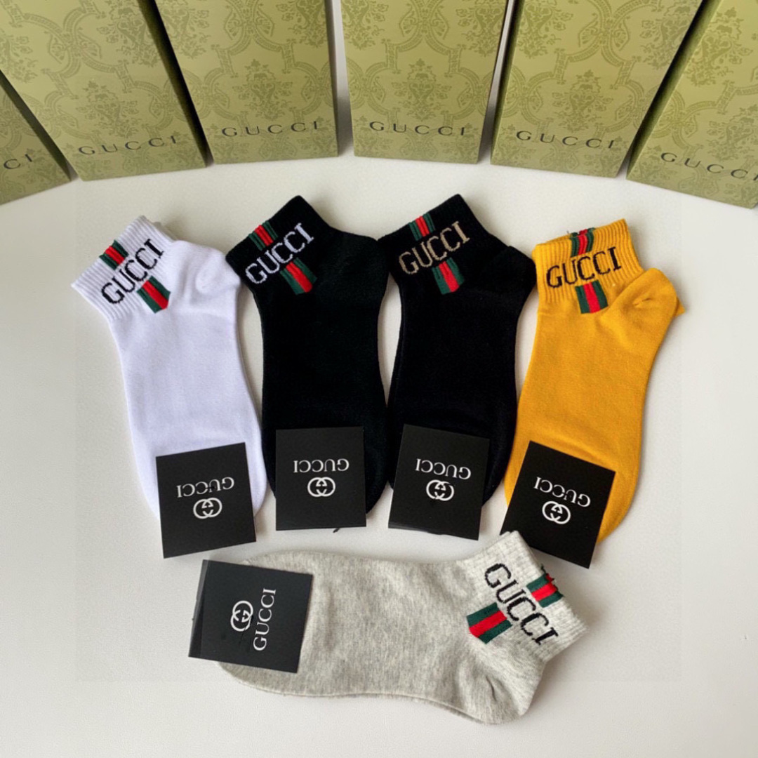  💛配包装
Gucci（古驰）新款经典中短款堆堆袜袜子！一盒五双， 专柜同步筒款袜子，💛大牌出街，潮人必