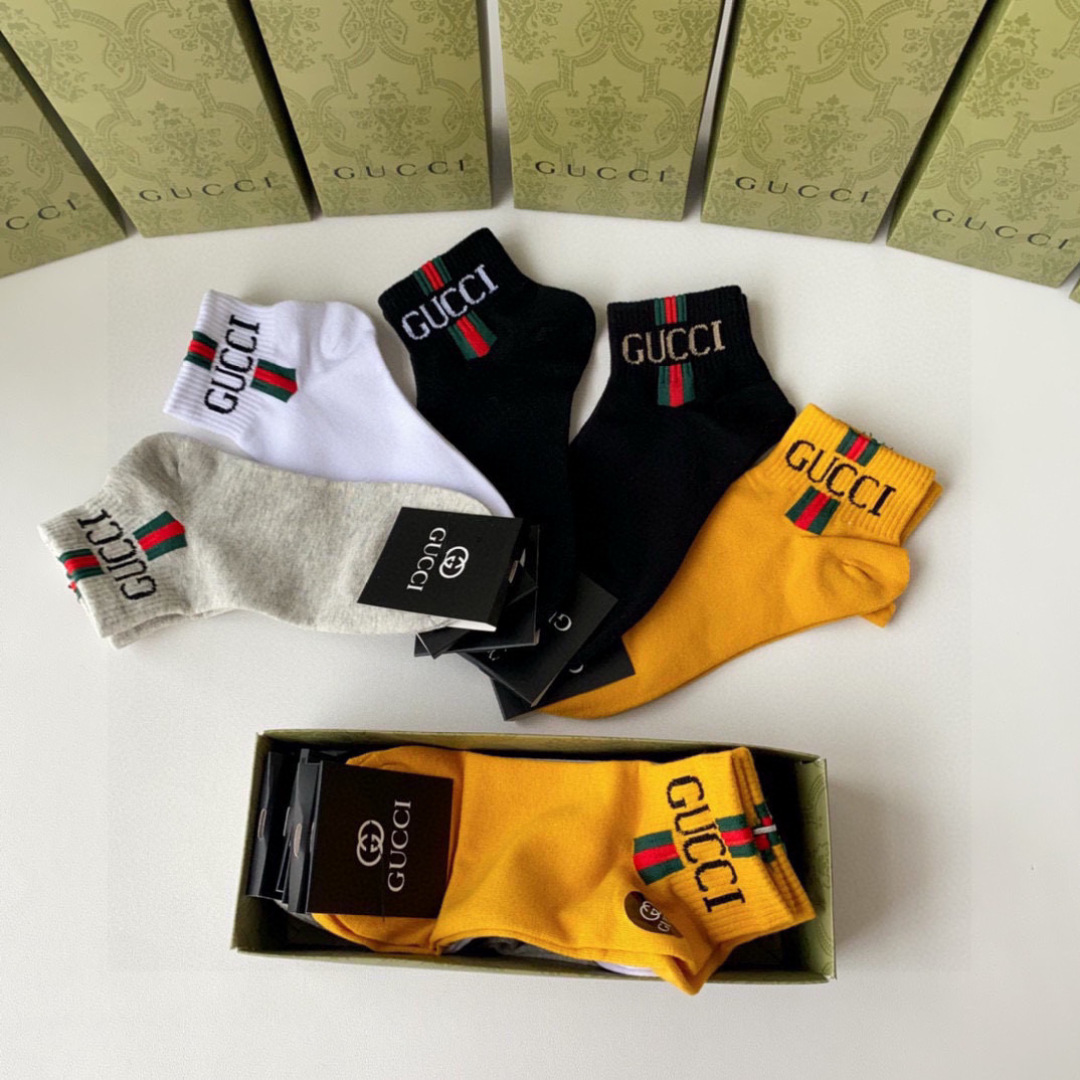  💛配包装
Gucci（古驰）新款经典中短款堆堆袜袜子！一盒五双， 专柜同步筒款袜子，💛大牌出街，潮人必