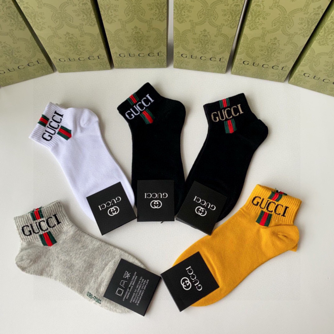  💛配包装
Gucci（古驰）新款经典中短款堆堆袜袜子！一盒五双， 专柜同步筒款袜子，💛大牌出街，潮人必