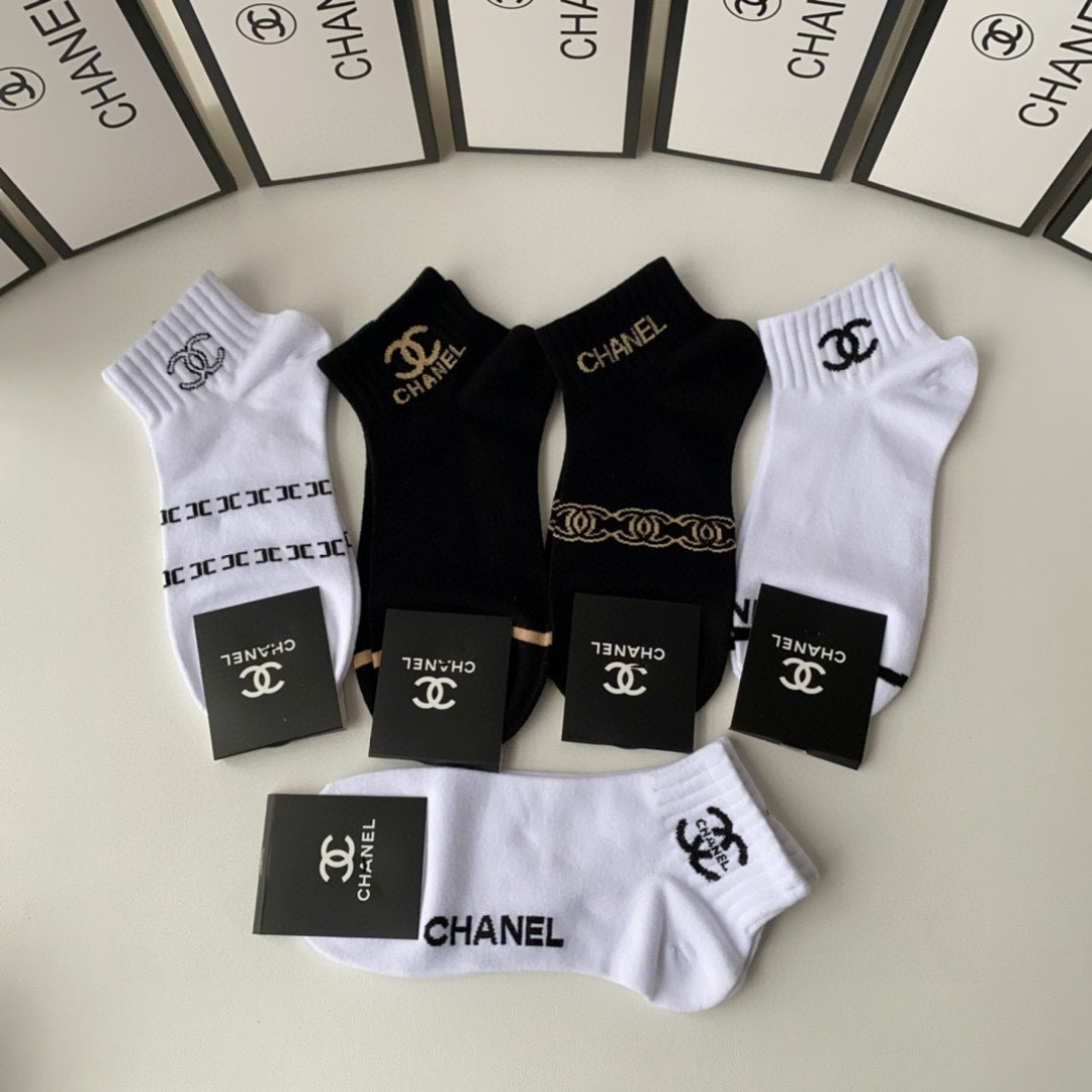  💛配包装
Chanel（香奈儿）新款经典中短款堆堆袜袜子！一盒五双， 专柜同步筒款袜子，💛大牌出街，潮