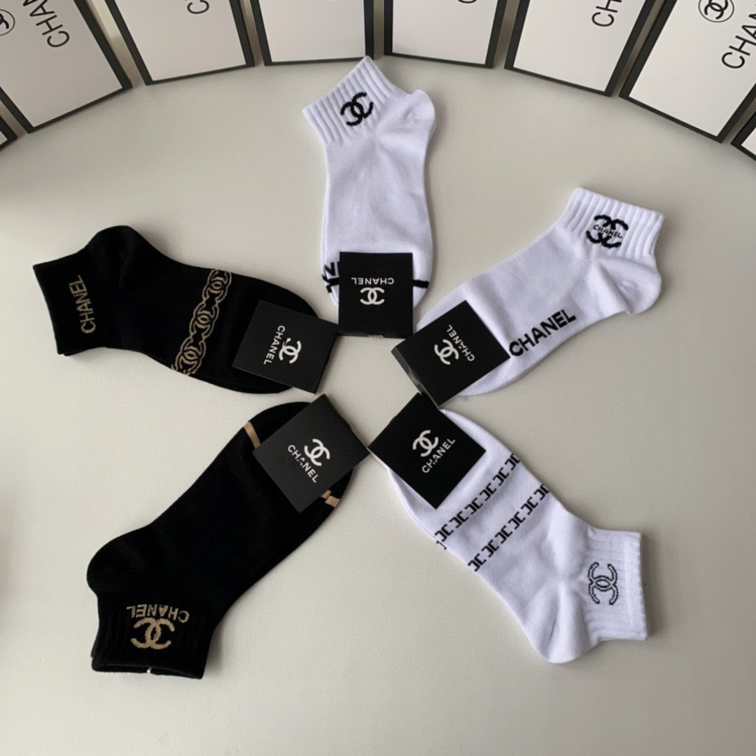  💛配包装
Chanel（香奈儿）新款经典中短款堆堆袜袜子！一盒五双， 专柜同步筒款袜子，💛大牌出街，潮