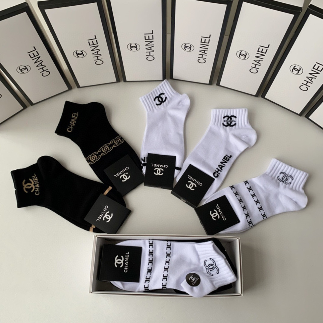  💛配包装
Chanel（香奈儿）新款经典中短款堆堆袜袜子！一盒五双， 专柜同步筒款袜子，💛大牌出街，潮