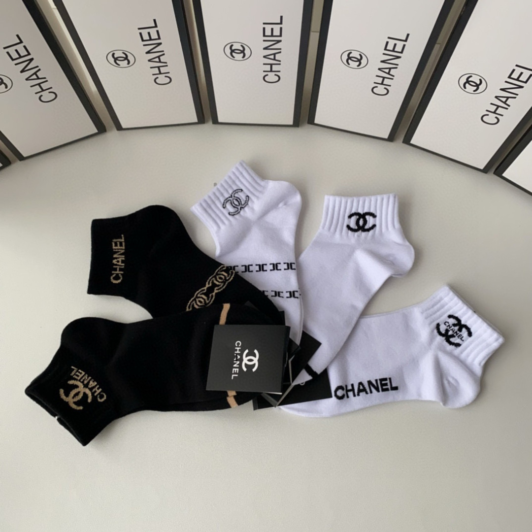  💛配包装
Chanel（香奈儿）新款经典中短款堆堆袜袜子！一盒五双， 专柜同步筒款袜子，💛大牌出街，潮