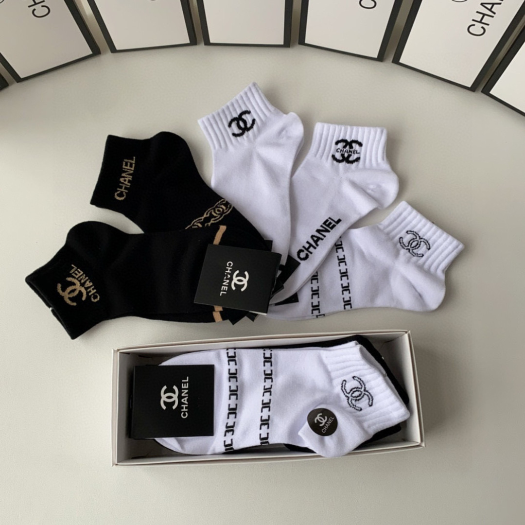  💛配包装
Chanel（香奈儿）新款经典中短款堆堆袜袜子！一盒五双， 专柜同步筒款袜子，💛大牌出街，潮