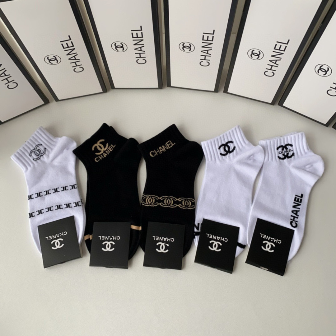  💛配包装
Chanel（香奈儿）新款经典中短款堆堆袜袜子！一盒五双， 专柜同步筒款袜子，💛大牌出街，潮