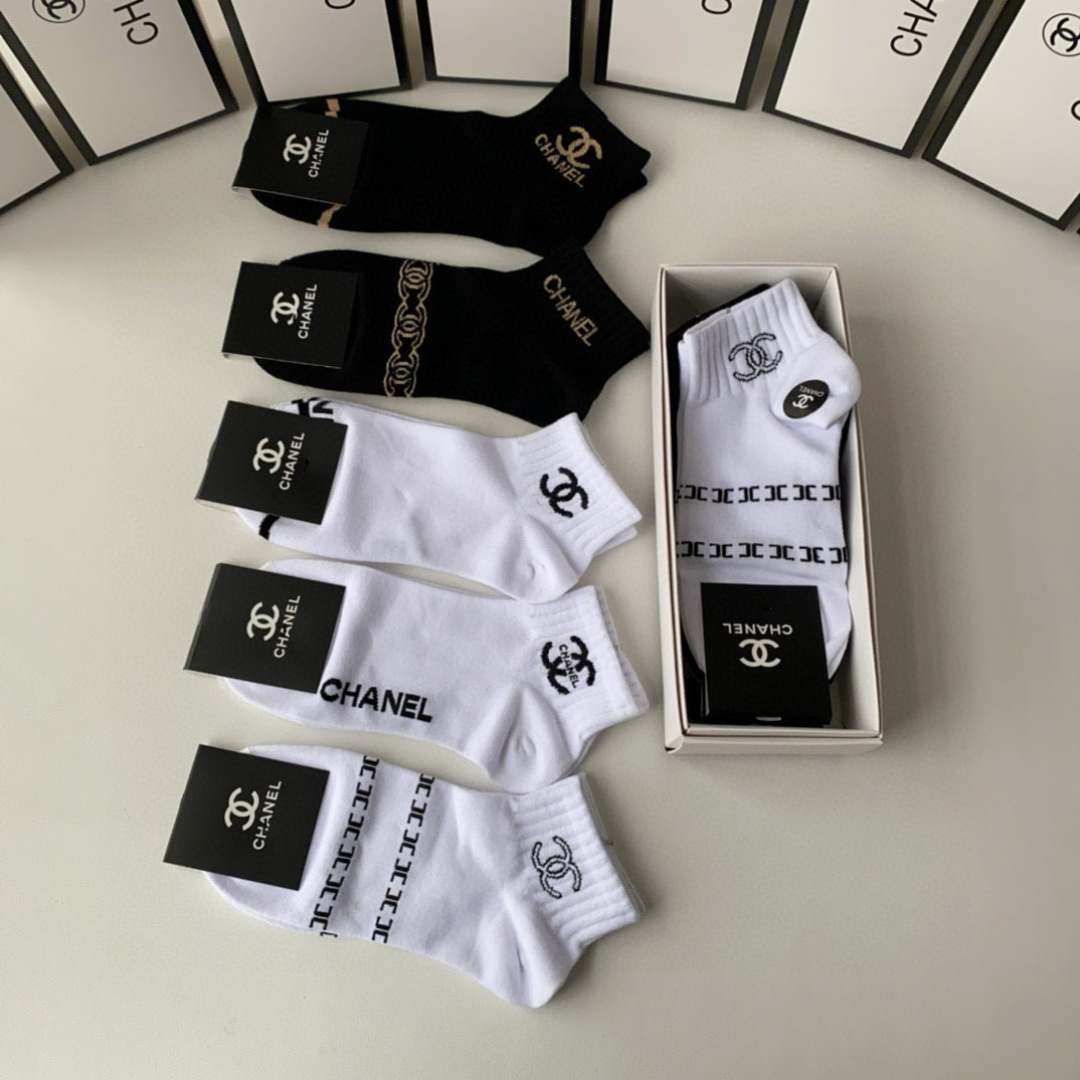  💛配包装
Chanel（香奈儿）新款经典中短款堆堆袜袜子！一盒五双， 专柜同步筒款袜子，💛大牌出街，潮