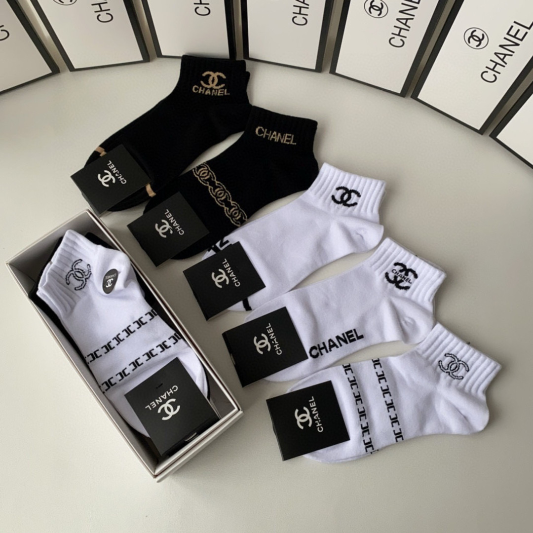  💛配包装
Chanel（香奈儿）新款经典中短款堆堆袜袜子！一盒五双， 专柜同步筒款袜子，💛大牌出街，潮