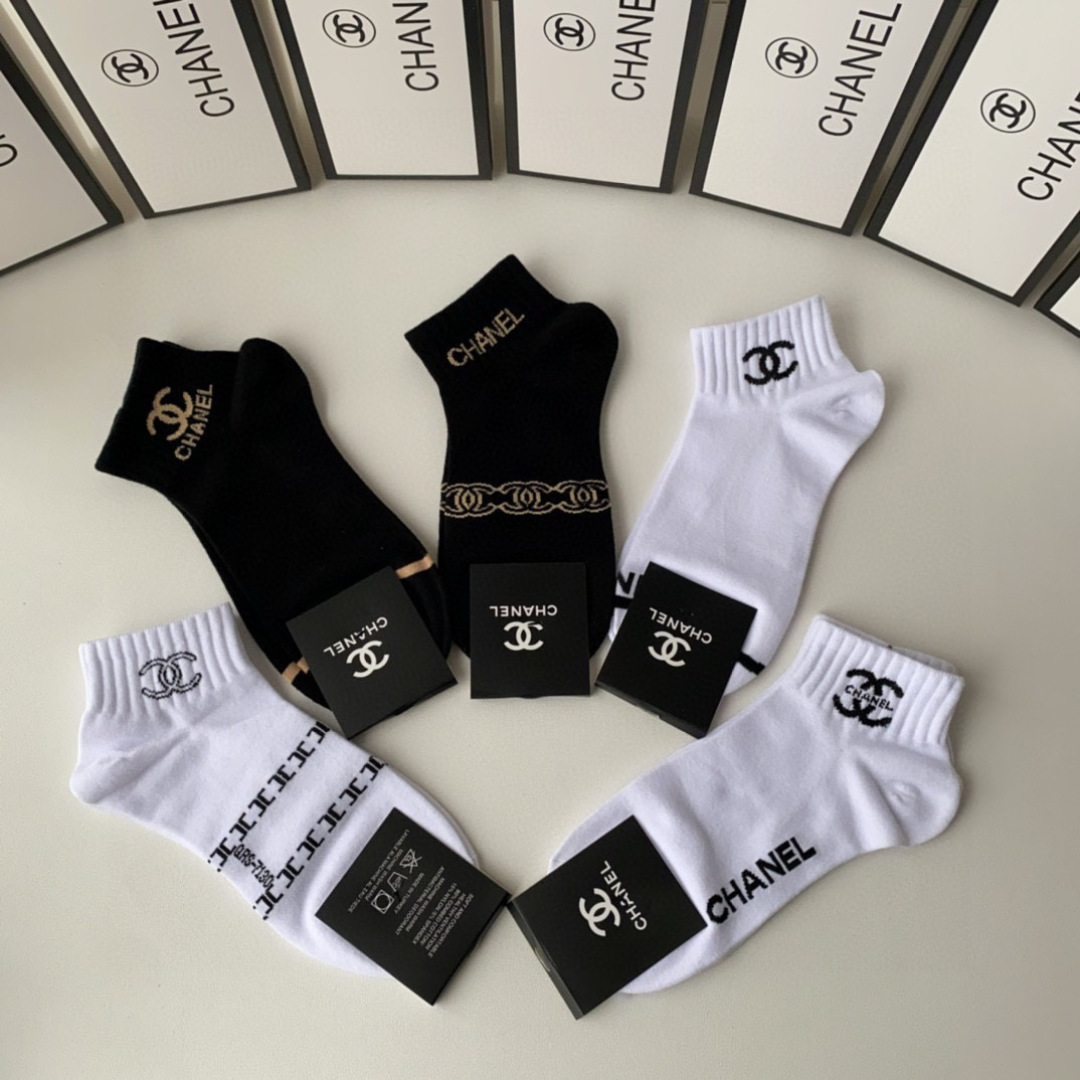  💛配包装
Chanel（香奈儿）新款经典中短款堆堆袜袜子！一盒五双， 专柜同步筒款袜子，💛大牌出街，潮
