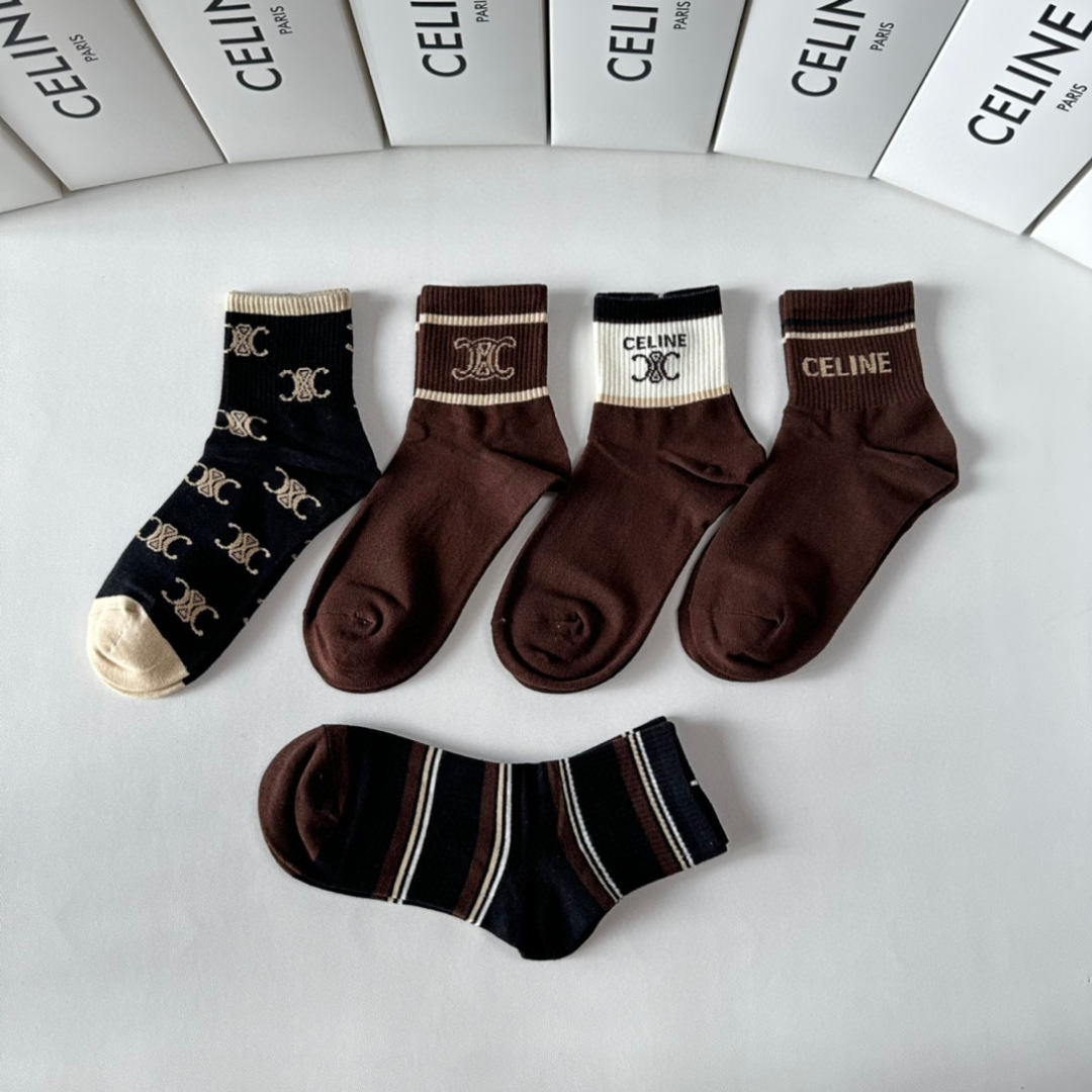  💛配包装
Celine（赛琳）新款中长款堆堆袜袜子！一盒五双， 专柜同步筒款袜子，💛大牌出街，潮人必备