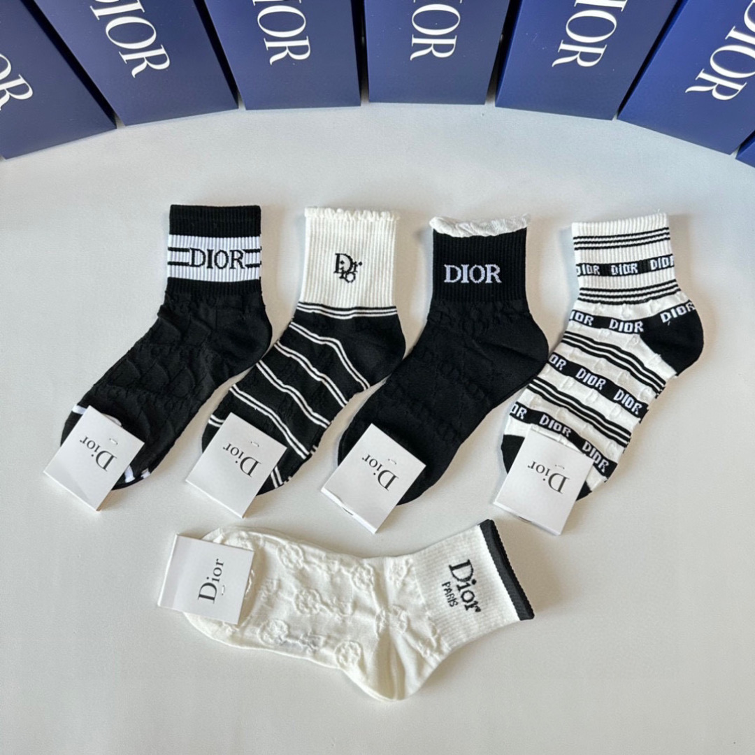  💛配专柜包装
DIOR（迪奥）新款中长款堆堆袜袜子！一盒五双，专柜同步筒袜袜子，💛大牌出街，潮人必备。