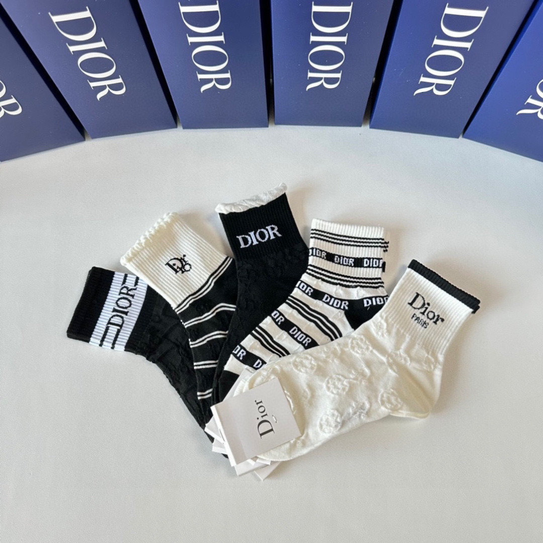  💛配专柜包装
DIOR（迪奥）新款中长款堆堆袜袜子！一盒五双，专柜同步筒袜袜子，💛大牌出街，潮人必备。
