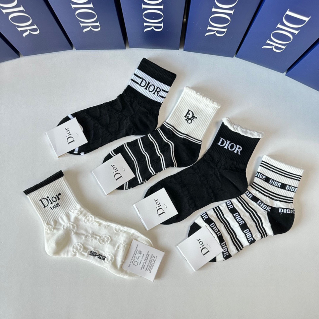  💛配专柜包装
DIOR（迪奥）新款中长款堆堆袜袜子！一盒五双，专柜同步筒袜袜子，💛大牌出街，潮人必备。