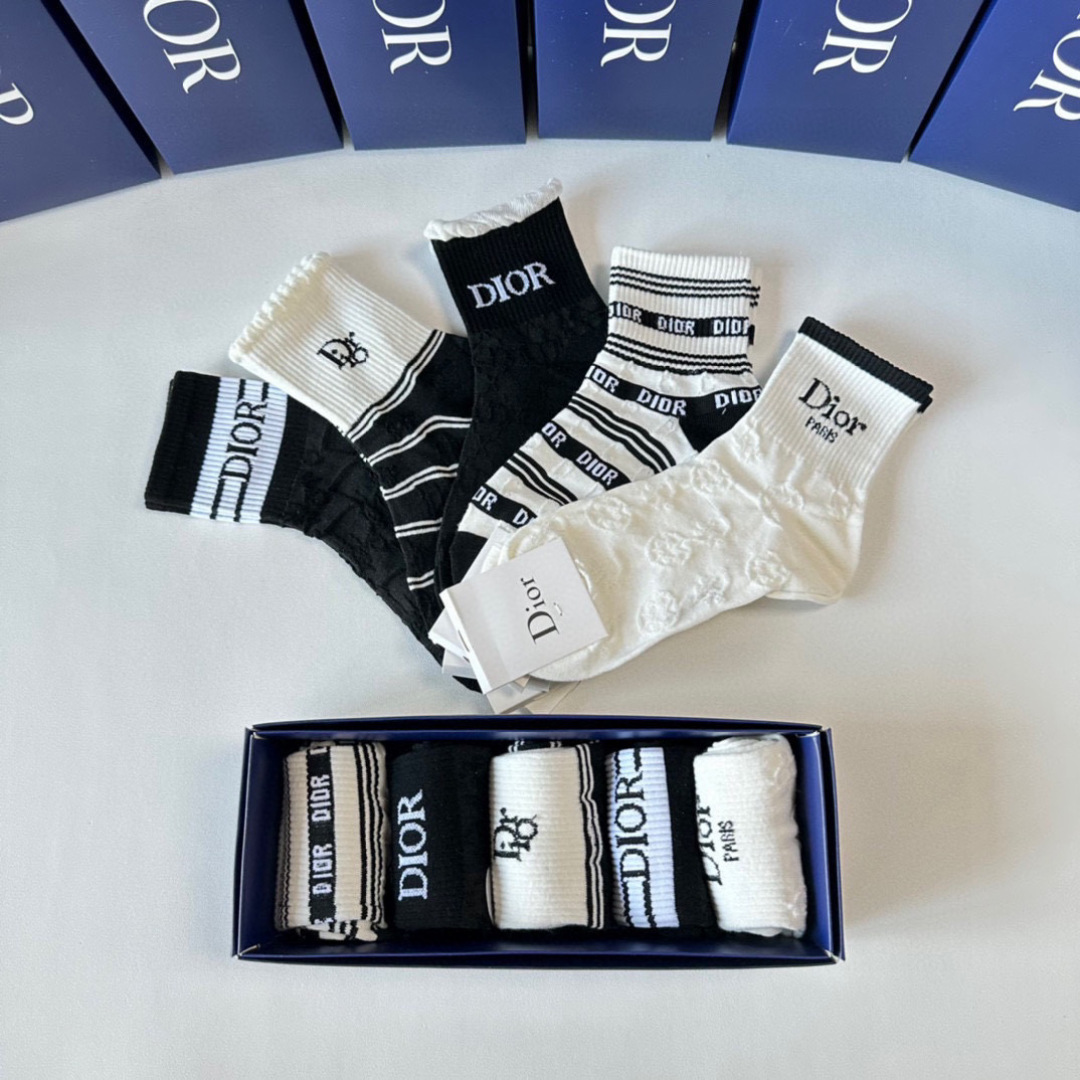  💛配专柜包装
DIOR（迪奥）新款中长款堆堆袜袜子！一盒五双，专柜同步筒袜袜子，💛大牌出街，潮人必备。
