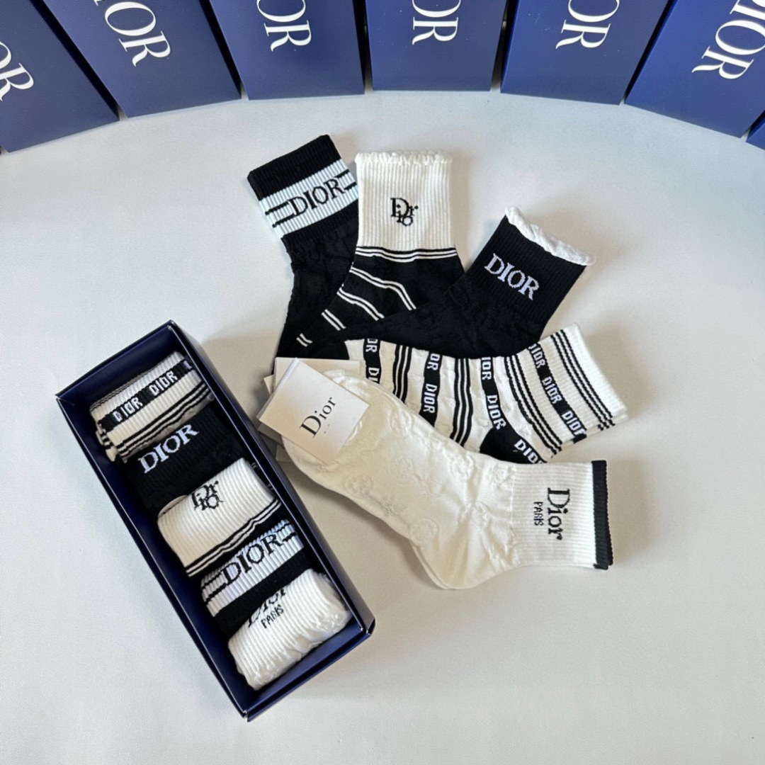  💛配专柜包装
DIOR（迪奥）新款中长款堆堆袜袜子！一盒五双，专柜同步筒袜袜子，💛大牌出街，潮人必备。