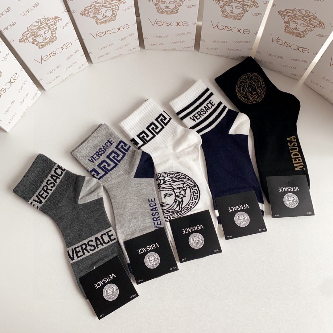 💛配包装
VERSACE（范思哲）新款经典中长款堆堆袜袜子！一盒五双， 专柜同步筒袜袜子，💛大牌出街，潮