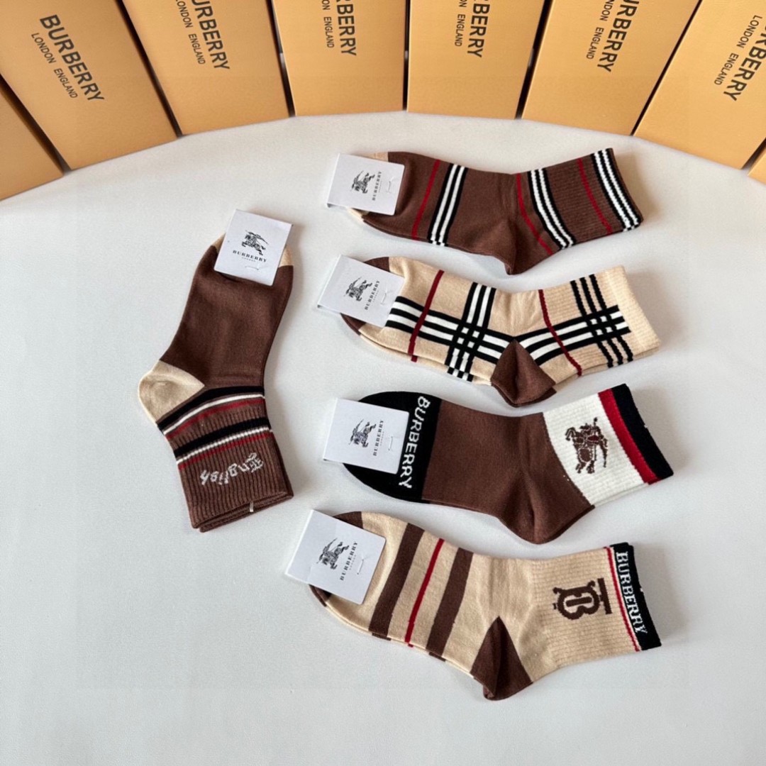 💛配专柜包装
Burberry （巴宝莉）新款中长筒堆堆袜袜子！一盒五双，专柜同步筒袜袜子，💛大牌出街，