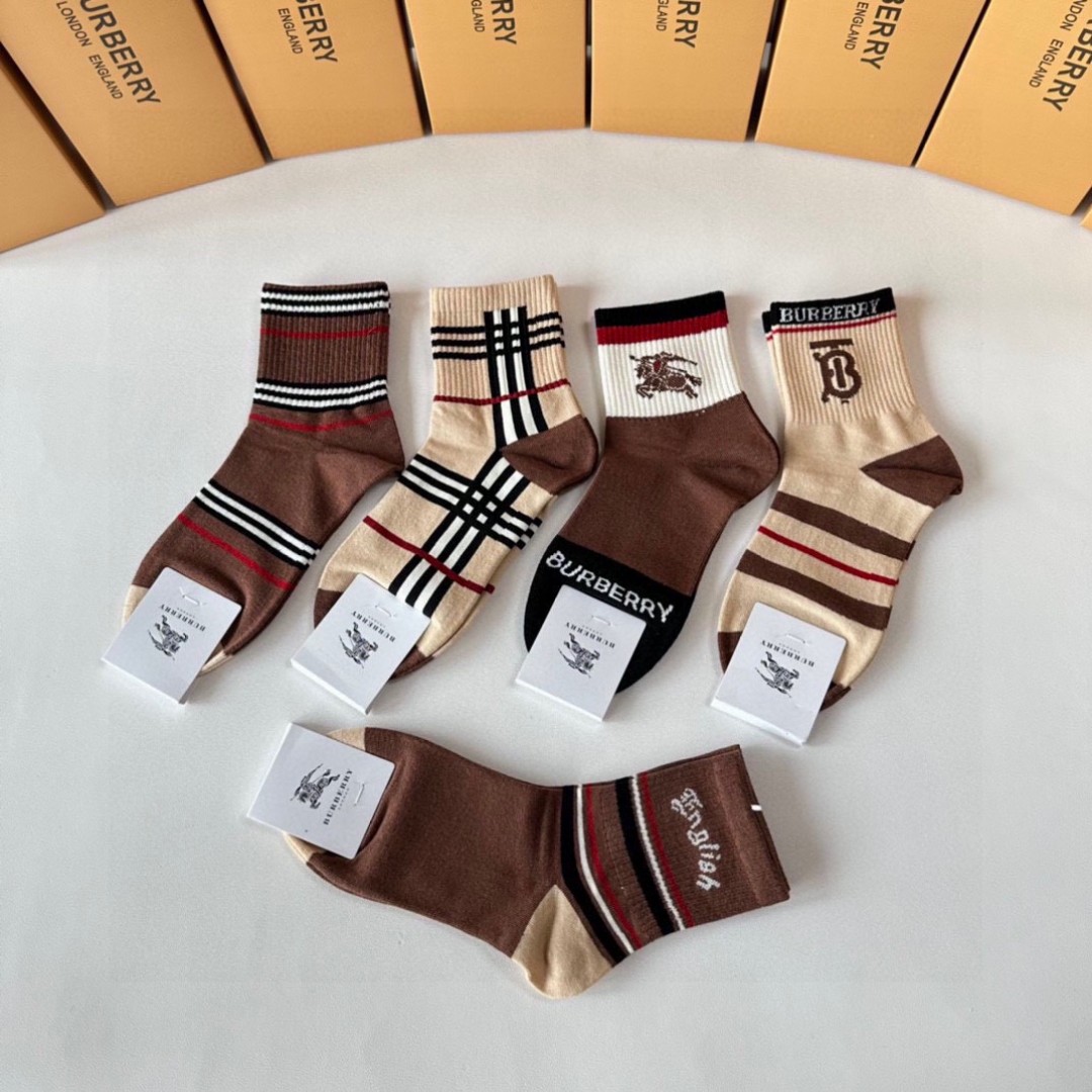 💛配专柜包装
Burberry （巴宝莉）新款中长筒堆堆袜袜子！一盒五双，专柜同步筒袜袜子，💛大牌出街，
