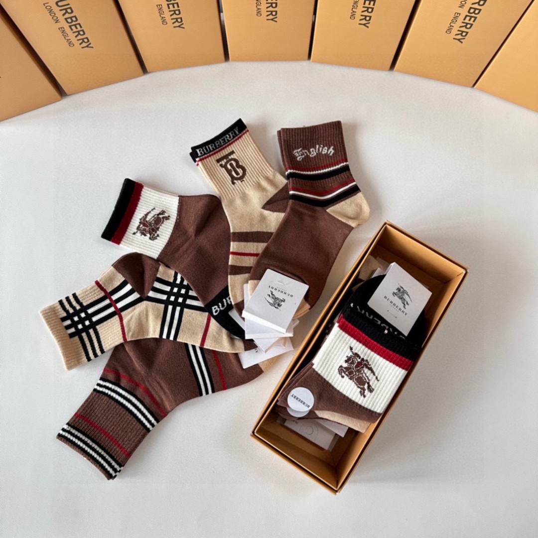 💛配专柜包装
Burberry （巴宝莉）新款中长筒堆堆袜袜子！一盒五双，专柜同步筒袜袜子，💛大牌出街，