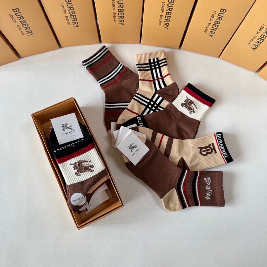💛配专柜包装
Burberry （巴宝莉）新款中长筒堆堆袜袜子！一盒五双，专柜同步筒袜袜子，💛大牌出街，