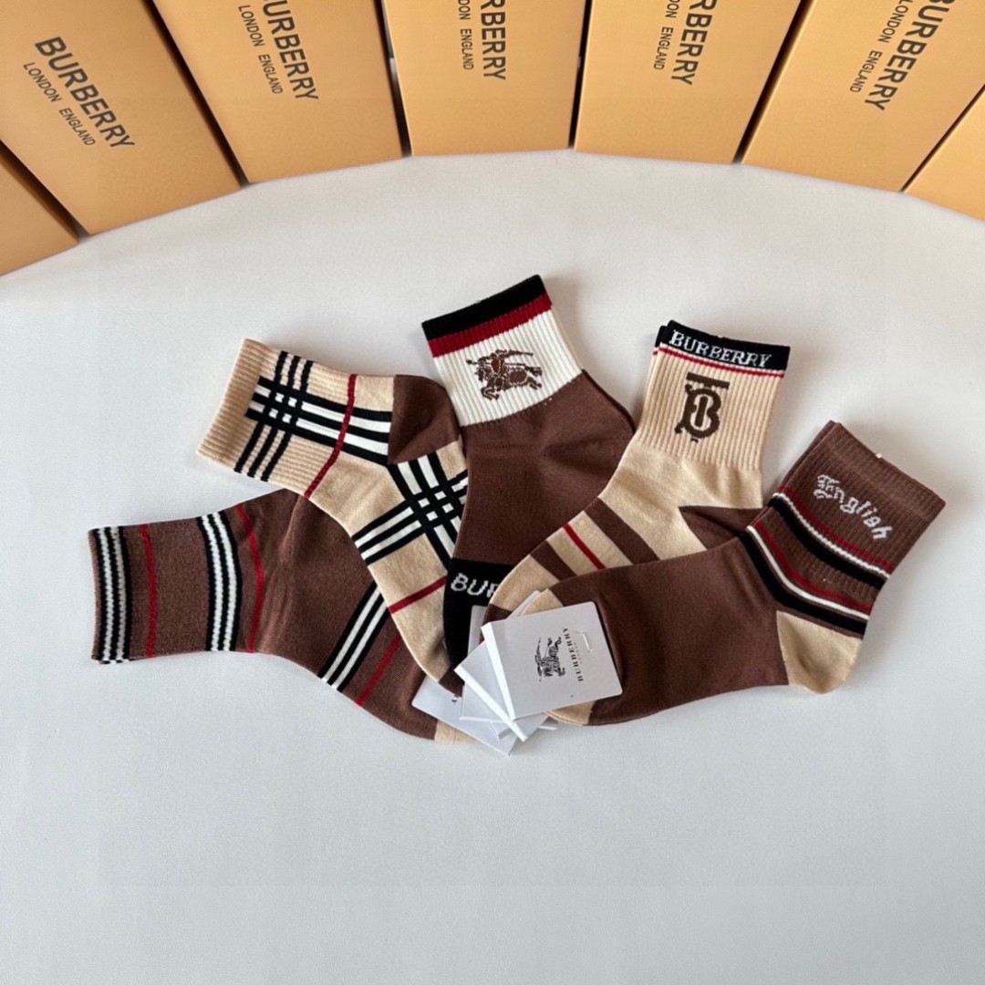 💛配专柜包装
Burberry （巴宝莉）新款中长筒堆堆袜袜子！一盒五双，专柜同步筒袜袜子，💛大牌出街，